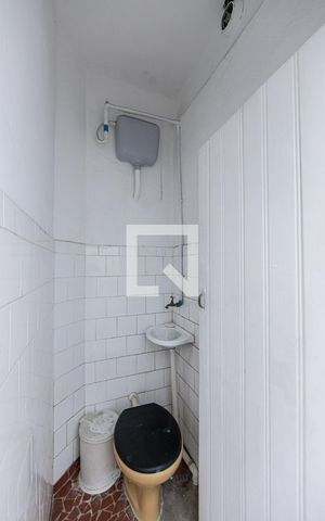 Casa à venda com 180m², 2 quartos e 3 vagas Casa à venda com 180m², 2 quartos e 3 vagasBanheiro serviço