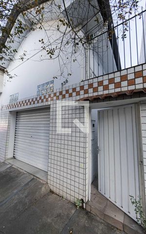 Casa à venda com 180m², 2 quartos e 3 vagas Casa à venda com 180m², 2 quartos e 3 vagasFachada