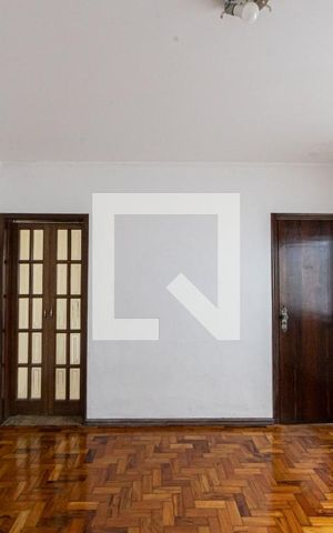 Casa à venda com 180m², 2 quartos e 3 vagas Casa à venda com 180m², 2 quartos e 3 vagasSala