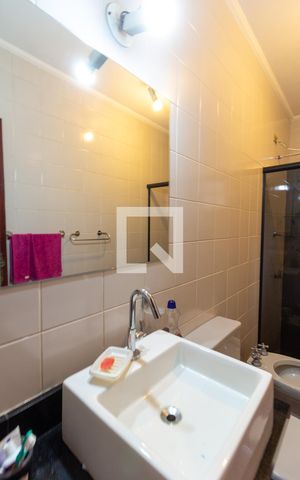 Casa à venda com 225m², 3 quartos e 3 vagas Casa à venda com 225m², 3 quartos e 3 vagasBanheiro Social Térreo