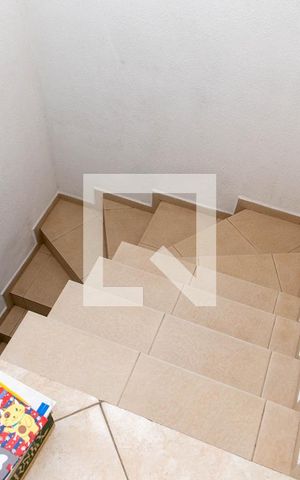 Casa à venda com 196m², 3 quartos e 4 vagas Casa à venda com 196m², 3 quartos e 4 vagasEscada