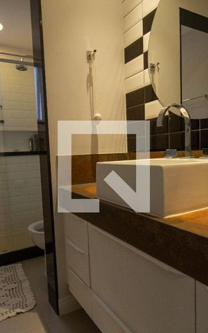 Casa de condomínio à venda com 220m², 5 quartos e 3 vagas Casa de condomínio à venda com 220m², 5 quartos e 3 vagasBanheiro Suíte 1 e 2