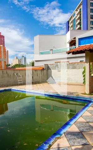 Casa à venda com 330m², 3 quartos e 6 vagas Casa à venda com 330m², 3 quartos e 6 vagasÁrea externa - Piscina