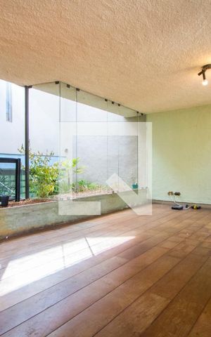 Casa à venda com 330m², 3 quartos e 6 vagas Casa à venda com 330m², 3 quartos e 6 vagasSala de estar