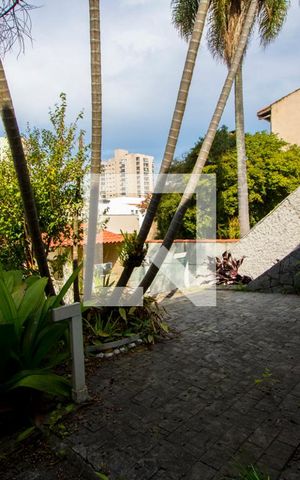 Casa à venda com 330m², 3 quartos e 6 vagas Casa à venda com 330m², 3 quartos e 6 vagasÁrea externa