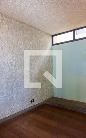 Casa à venda com 330m², 3 quartos e 6 vagas Casa à venda com 330m², 3 quartos e 6 vagasSala de TV