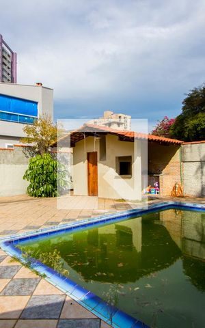 Casa à venda com 330m², 3 quartos e 6 vagas Casa à venda com 330m², 3 quartos e 6 vagasÁrea externa - Piscina