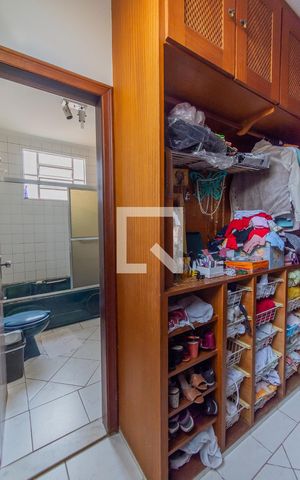 Casa à venda com 700m², 4 quartos e 5 vagas Casa à venda com 700m², 4 quartos e 5 vagasCloset da suíte 1