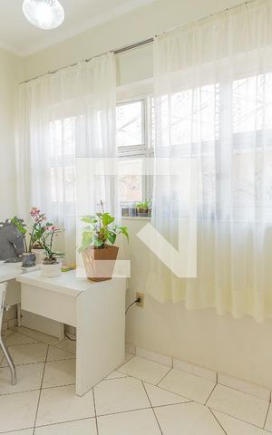 Casa à venda com 700m², 4 quartos e 5 vagas Casa à venda com 700m², 4 quartos e 5 vagasEscritório