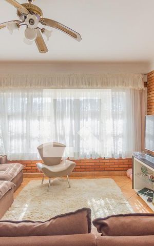 Casa à venda com 700m², 4 quartos e 5 vagas Casa à venda com 700m², 4 quartos e 5 vagasSala