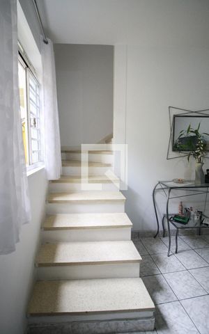Casa à venda com 100m², 2 quartos e sem vagaescada sala acesso dormitorios