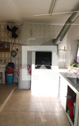 Casa à venda com 200m², 3 quartos e 2 vagasÁrea de Serviço
