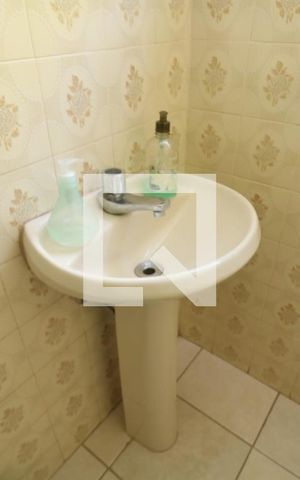 Casa à venda com 200m², 3 quartos e 2 vagasSuíte banheiro 