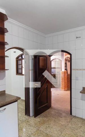 Casa à venda com 300m², 5 quartos e 5 vagas Casa à venda com 300m², 5 quartos e 5 vagasCozinha