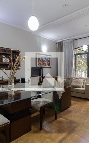 Casa à venda com 140m², 3 quartos e 3 vagas Casa à venda com 140m², 3 quartos e 3 vagasSala
