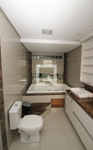 Apartamento à venda com 298m², 3 quartos e 2 vagas Apartamento à venda com 298m², 3 quartos e 2 vagasBanheiro da Suíte