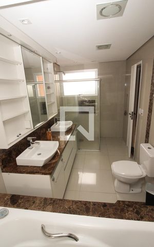 Apartamento à venda com 298m², 3 quartos e 2 vagas Apartamento à venda com 298m², 3 quartos e 2 vagasBanheiro da Suíte