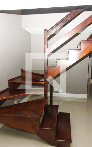 Apartamento à venda com 298m², 3 quartos e 2 vagas Apartamento à venda com 298m², 3 quartos e 2 vagasEscada