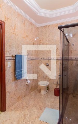 Casa à venda com 365m², 4 quartos e 10 vagas Casa à venda com 365m², 4 quartos e 10 vagasBanheiro da Suíte