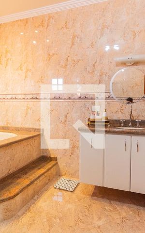 Casa à venda com 365m², 4 quartos e 10 vagas Casa à venda com 365m², 4 quartos e 10 vagasBanheiro da Suíte