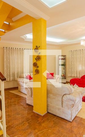 Casa à venda com 365m², 4 quartos e 10 vagas Casa à venda com 365m², 4 quartos e 10 vagasEscada