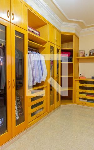 Casa à venda com 365m², 4 quartos e 10 vagas Casa à venda com 365m², 4 quartos e 10 vagasCloset da suíte