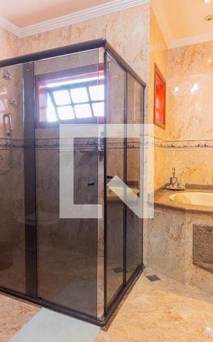 Casa à venda com 365m², 4 quartos e 10 vagas Casa à venda com 365m², 4 quartos e 10 vagasBanheiro da Suíte