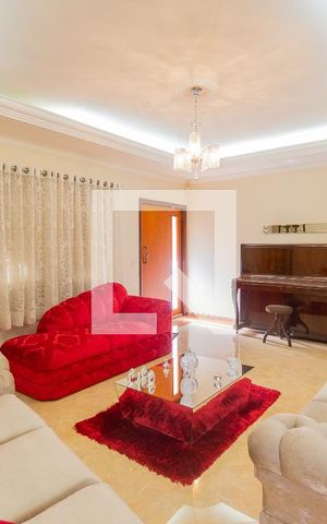 Casa à venda com 365m², 4 quartos e 10 vagas Casa à venda com 365m², 4 quartos e 10 vagasSala