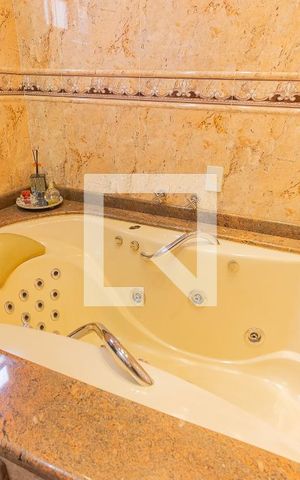 Casa à venda com 365m², 4 quartos e 10 vagas Casa à venda com 365m², 4 quartos e 10 vagasDetalhe do banheiro