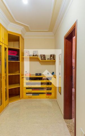 Casa à venda com 365m², 4 quartos e 10 vagas Casa à venda com 365m², 4 quartos e 10 vagasCloset da suíte