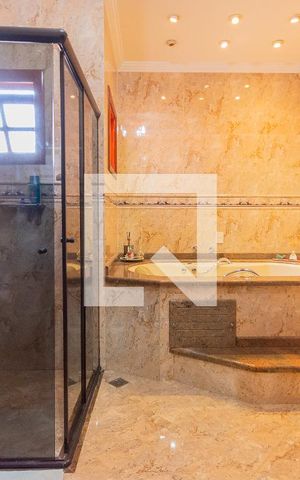Casa à venda com 365m², 4 quartos e 10 vagas Casa à venda com 365m², 4 quartos e 10 vagasBanheiro da Suíte