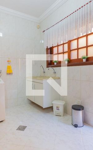 Casa à venda com 365m², 4 quartos e 10 vagas Casa à venda com 365m², 4 quartos e 10 vagasÁrea de Serviço