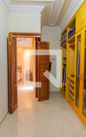Casa à venda com 365m², 4 quartos e 10 vagas Casa à venda com 365m², 4 quartos e 10 vagasCloset da suíte