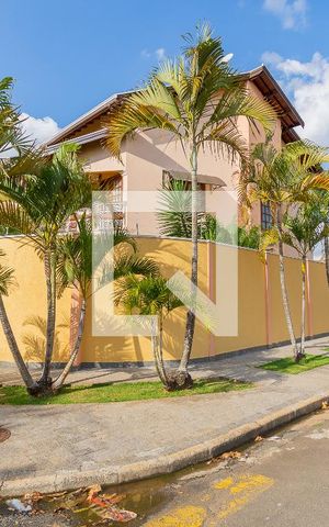 Casa à venda com 365m², 4 quartos e 10 vagas Casa à venda com 365m², 4 quartos e 10 vagasFachada
