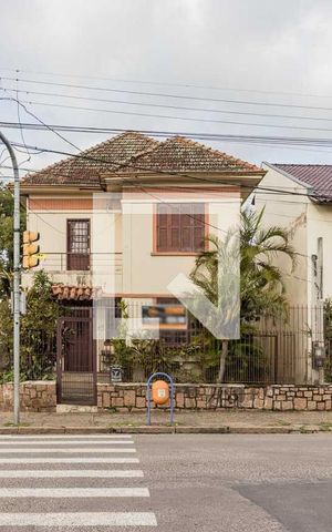 Casa à venda com 500m², 4 quartos e 4 vagas Casa à venda com 500m², 4 quartos e 4 vagasFachada