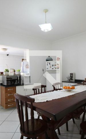 Casa à venda com 150m², 3 quartos e 3 vagas Casa à venda com 150m², 3 quartos e 3 vagasCopa