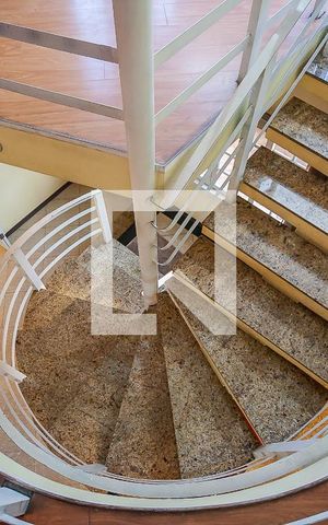 Casa à venda com 205m², 3 quartos e 6 vagas Casa à venda com 205m², 3 quartos e 6 vagasEscadas