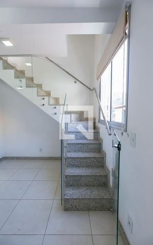 Apartamento à venda com 77m², 3 quartos e 2 vagas Apartamento à venda com 77m², 3 quartos e 2 vagasEscada da Sala