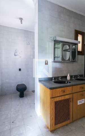 Casa à venda com 417m², 3 quartos e 3 vagasBanheiro da suíte 1