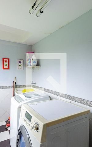 Casa de condomínio à venda com 260m², 3 quartos e 4 vagas Casa de condomínio à venda com 260m², 3 quartos e 4 vagasnull