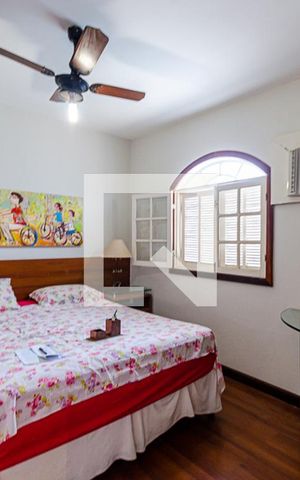Casa de condomínio à venda com 260m², 3 quartos e 4 vagas Casa de condomínio à venda com 260m², 3 quartos e 4 vagasSuite