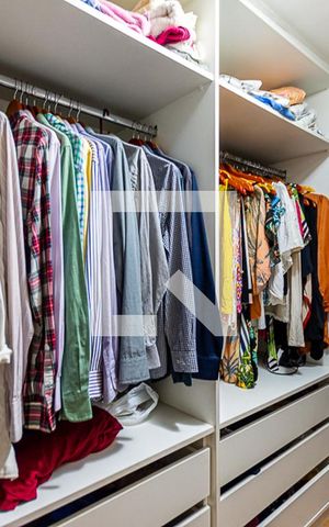 Casa à venda com 228m², 5 quartos e 4 vagas Casa à venda com 228m², 5 quartos e 4 vagasCloset