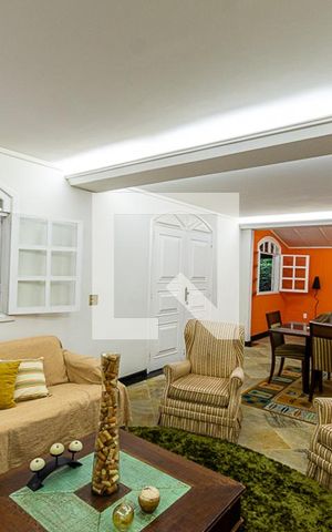 Casa à venda com 228m², 5 quartos e 4 vagas Casa à venda com 228m², 5 quartos e 4 vagasSala