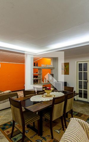 Casa à venda com 228m², 5 quartos e 4 vagas Casa à venda com 228m², 5 quartos e 4 vagasSala