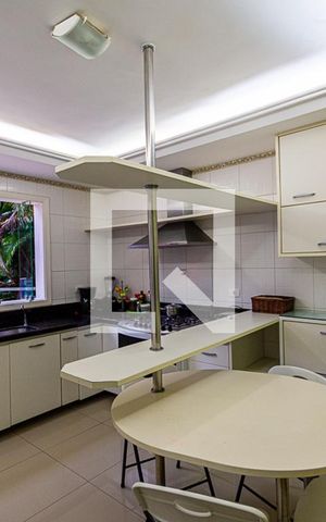 Casa à venda com 228m², 5 quartos e 4 vagas Casa à venda com 228m², 5 quartos e 4 vagasCozinha