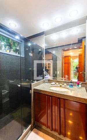 Casa à venda com 228m², 5 quartos e 4 vagas Casa à venda com 228m², 5 quartos e 4 vagasBanheiro da Suite