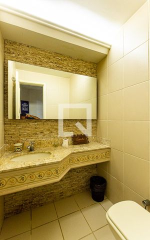 Casa à venda com 228m², 5 quartos e 4 vagas Casa à venda com 228m², 5 quartos e 4 vagasLavabo