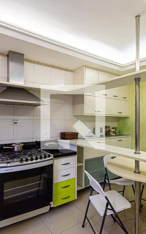 Casa à venda com 228m², 5 quartos e 4 vagas Casa à venda com 228m², 5 quartos e 4 vagasCozinha