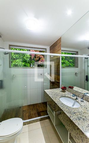 Casa à venda com 228m², 5 quartos e 4 vagas Casa à venda com 228m², 5 quartos e 4 vagasBanheiro da Banheiro da Suite 2