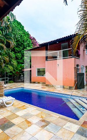 Casa à venda com 228m², 5 quartos e 4 vagas Casa à venda com 228m², 5 quartos e 4 vagasÁrea comum - Piscina